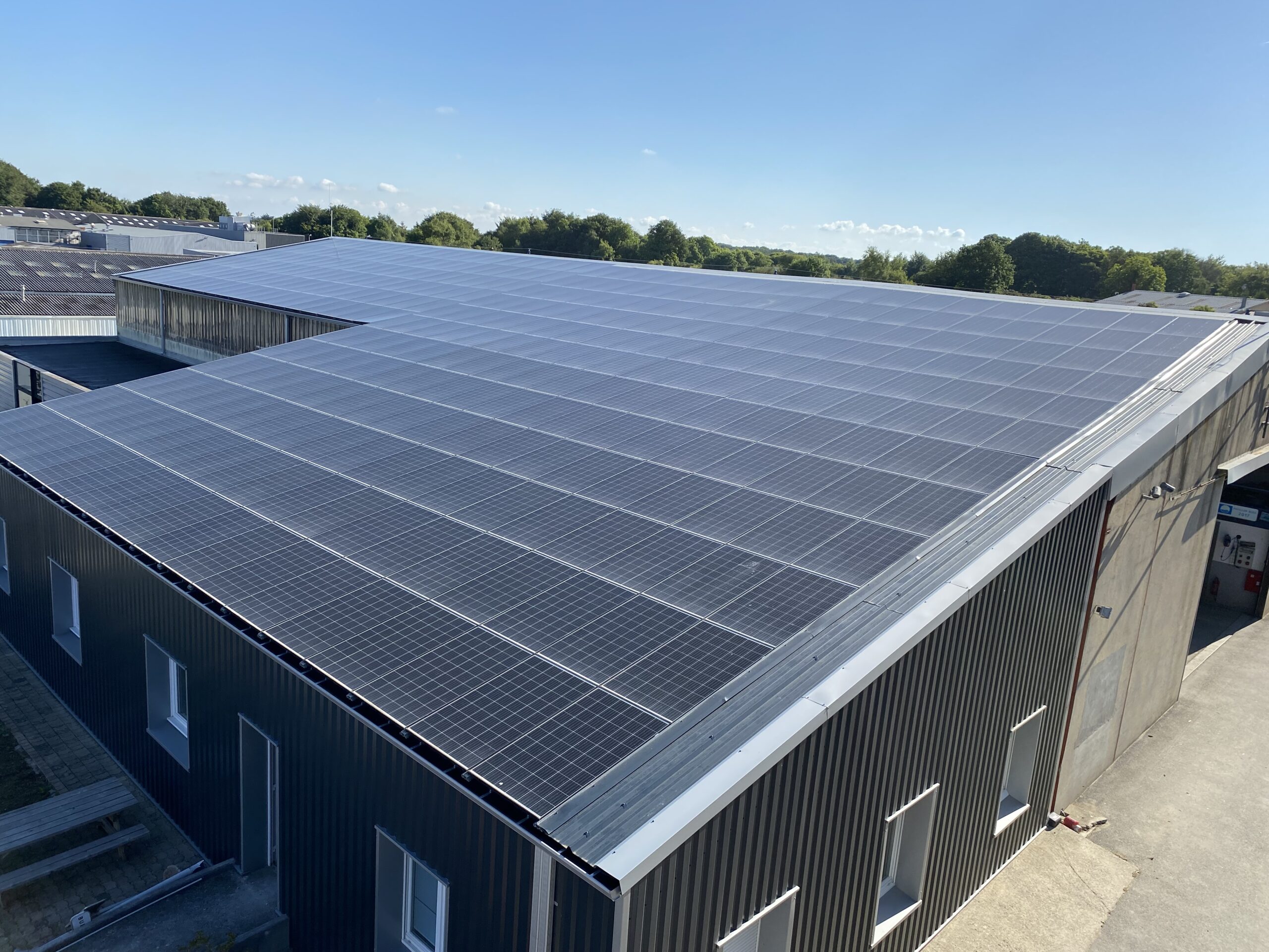Services techniques de Guidel, sur lesquels sont installés 140 kWc de panneaux photovoltaïques en autoconsommation collective.